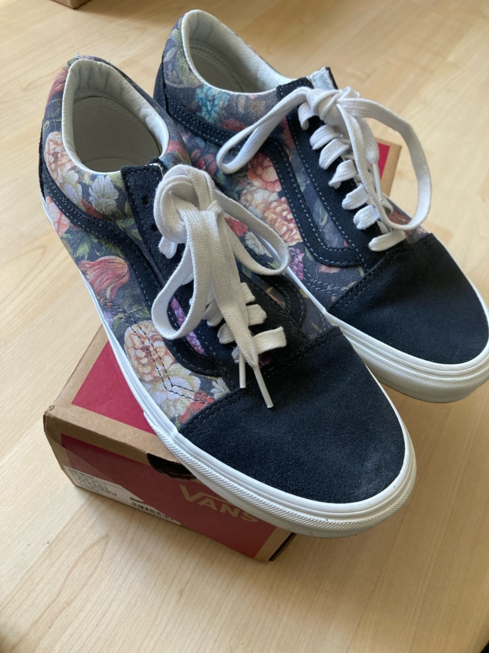 Like new Vans Old Skool Floral Low-Top Sneakers in Grey & White Womens Sz 10